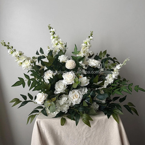 Decorazioni per Matrimoni in Offerta: Composizioni Floreali con Rose Rosse da 60cm per Corridoi Nuziali - Product Image 4