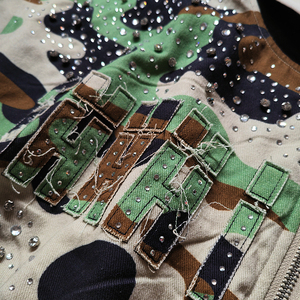 เสื้อแจ็คเก็ตฮู้ดดี้ผู้ชาย YSJY OEM สไตล์สตรีทแวร์แฟชั่นฤดูหนาว ลายพรางพิมพ์ลายสีเขียวบุซับใน แต่งคริสตัลขนาดใหญ่ ซิปหน้า - Product Image 3