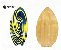 Skimboard en bois avec rayures florales et motifs tourbillonnants pour les sports nautiques de plage