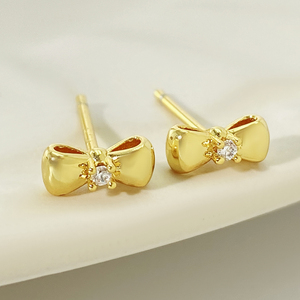 Boucles d'oreilles clous tendance en forme de nœud, plaquées or 18 carats avec zircone cubique, vente en gros pour femmes, Thaïlande - Product Image 2