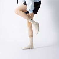 Nouvelles chaussettes de Pilates rayées avec grip antidérapant, chaussettes de sport en coton pour femmes, pour le yoga et la gym