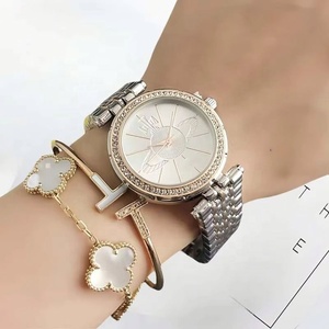 Reloj de Lujo Plateado para Mujer con Bisel de Diamantes de Imitación, Esfera de Saturno, Elegante Brazalete de Acero Inoxidable, Reloj de Cuarzo Japonés Vintage para Dama - Product Image 6