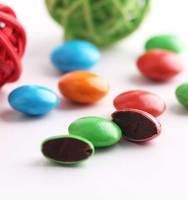 Bonbons en vrac de l'usine Lachao : Petites fèves de chocolat colorées rondes fourrées, snacks halal, confiserie
