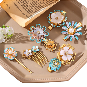 Élégantes pinces à cheveux françaises vintage en acier inoxydable plaqué or 18 carats, faites à la main, écologiques, en forme de fleur, coquillage et pétale, pour mariée, mariage, en carton - Product Image 1