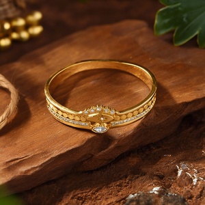 Brazalete de Acero Inoxidable con Baño de Oro PVD, Joyería Sostenible y Resistente para Mujer - Product Image 3