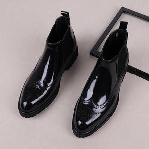 รองเท้าหนังแฟชั่นผู้ชายรุ่นขายดีประจำฤดูใบไม้ผลิใหม่ มีพื้นผิวมันวาว ลวดลายสลักอยู่บนพื้นรองเท้า และมีพื้นรองเท้าที่นุ่มสบาย - Product Image 3