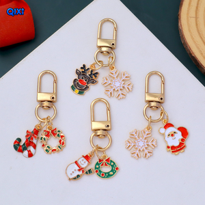 クリスマスの祝祭的なエナメルチャームキーホルダー、ゴールドトーンのメタルキーホルダー、サンタ、トナカイ、雪の結晶、リース、キャンディケインのペンダント付き - Product Image 1