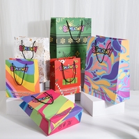 Cadeau de luxe de haute qualité à utiliser en magasin Sacs d'emballage en papier personnalisés avec logo imprimé pour vêtements avec corde à ruban