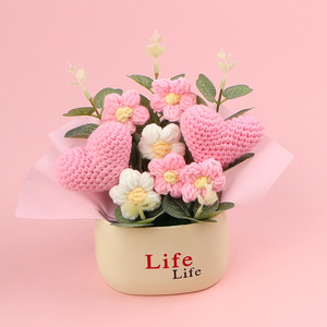 Pot de fleurs en crochet en forme de cœur, idéal pour la Saint-Valentin et la décoration de mariage - Product Image 3