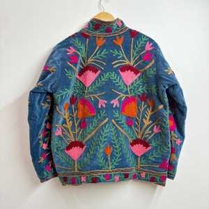เสื้อแจ็คเก็ตกำมะหยี่ซูซานีงานฝีมือ ปักลายวินเทจสไตล์โบฮีเมียน เสื้อโค้ทฤดูหนาวลายดอกไม้ อุ่นสบาย ของขวัญสำหรับเธอ จากอินเดีย - Product Image 3