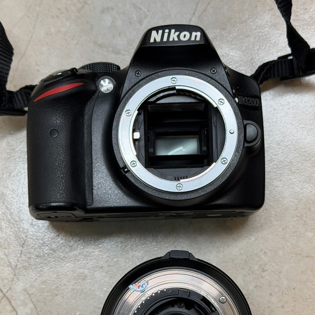 Used  D3200 DSLR Camera with 18-200mm Di II Zoom Lens, 24.2MP, Full HD Video for Travel, Portrait and Daily Photography