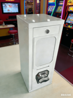 Nouvelle machine distributrice portable 2026 à fente unique pour cartes et tatouages |   Paiement par jeton/monnaie |   Distributeur commercial compact blanc
