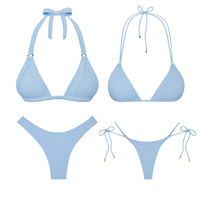 Ensemble de bikini pour femme OEM en tissu recyclé côtelé, avec logo personnalisé, accessoires dorés, bonnets plissés triangulaires, rembourrage amovible et bas de bikini coupe coquine