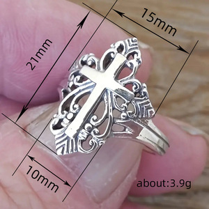 Anello Vintage Traforato a Onda per Donne, Accessorio di Moda in Stile Regale - Product Image 5
