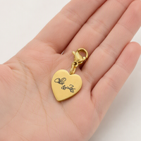 Breloque personnalisée en acier inoxydable Yiwu Aceon pour la fabrication de bijoux, avec logo gravé au laser en forme de cœur doré, étiquette nominative