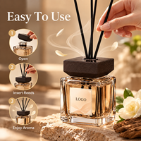Diffuseur d'arômes haut de gamme en verre carré avec bouchon en bois, parfum d'ambiance aux huiles essentielles naturelles pour hôtels et décoration intérieure
