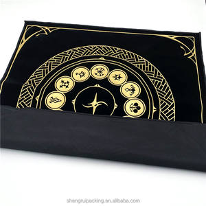 ผ้าปูโต๊ะสำหรับทำพิธีกรรมไพ่ทาโรต์ ขนาด 18.<span class=keywords><strong>7</strong></span> x 18.<span class=keywords><strong>7</strong></span> นิ้ว พิมพ์ลายเต็มผืน ปั๊มฟอยล์ทอง ผ้ากำมะหยี่สีดำทรงสี่เหลี่ยม - Product Image 4