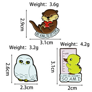 Broche Criativo Estilo Inglês com Desenho de Pequenos Animais: Imagem Fofa de Lontra e Águia, Emblema Decorativo para Mochila - Product Image 4