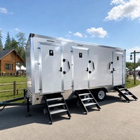 Remorque WC portable à aménagement personnalisé avec 4 vérins de levage haute performance et essieu à torsion de 2 tonnes pour la location lors d'événements sur la plage