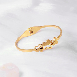 กำไลข้อมือสแตนเลสสตีลชุบทอง 18K PVD ลายใบมะกอก |   กำไลแบบเปิดประดับเพชรซิร์คอน |   ทนทาน ป้องกันอาการแพ้ และกันน้ำ - Product Image 4