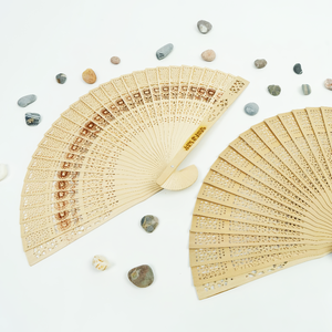 带有名称和日期的个性化激光蚀刻竹制木棒和数字印刷图案，用于婚礼客人礼品手扇 - Product Image 3