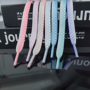 เชือกรองเท้าโพลีเอสเตอร์แบบแบน ลายพิมพ์สีสันสดใส แต่งด้วยจุดเงินและคริสตัลติดร้อน ขนาด 8 มม. สำหรับรองเท้าผ้าใบ ขายส่ง ขายดี - Product Image 1