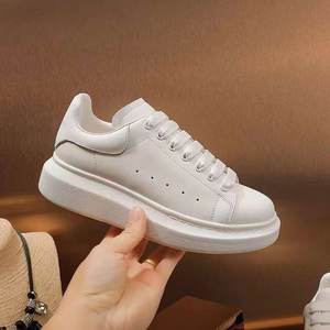Zapatillas de Tenis Clásicas y Modernas de Lujo Casuales con Cordones para Mujer y Hombre de Piel Genuina Blancas de Marcas Famosas - Product Image 4