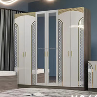 Suite de lit king-size luxueuse avec étagères en bois modernes pour le rangement, ensemble complet de meubles de chambre pour villa, hauteur réglable