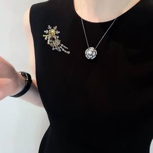 Broche géométrique française de luxe haut de gamme avec pierres précieuses éblouissantes et un tempérament super étincelant pour une tenue de soirée à fleurs sur la poitrine - Product Image 4