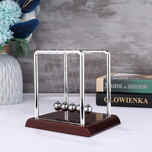 All'ingrosso classico pendolo <span class=keywords><strong>Newton</strong></span> in metallo oscillante sfera per ufficio placcato modello <span class=keywords><strong>di</strong></span> artigianato su Desktop <span class=keywords><strong>Newton</strong></span> <span class=keywords><strong>sfere</strong></span> <span class=keywords><strong>di</strong></span> equilibrio - Product Image 6