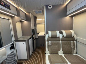 ISUZU 4x2 Motorhome RV Tourintruck Outdoor Mobiletruck Operación manual Fibra de vidrio Viajes al aire libre Transmisión manual Motocicleta - Product Image 4