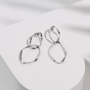 Orecchini Pendenti Lunghi con Linea Ondulata Irregolare per Donne, Gioielli Minimalisti alla Moda - Product Image 6