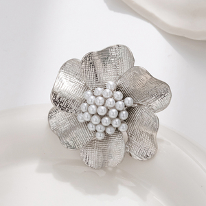 Bague en alliage d'or avec fleurs empilées irrégulières et perles imitées, tendance pour femme, accessoire de fête réglable - Product Image 3