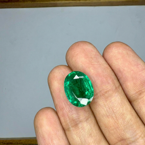 Jai Narayan Gems Émeraude naturelle zambienne de 6,74 carats, taille ovale, pierre précieuse non montée, couleur vert vif avec jeu de couleurs/effet de feu, 11,60x14,60mm, pour la joaillerie de luxe - Product Image 1