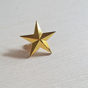 Broche de estrella metálica 3D de 3 cm al por mayor, pin esmaltado dorado y plateado con cierre de mariposa para sombrero, bolso y ropa - Product Image 3