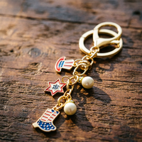 Porte-clés Émail Patriotique USA Noble avec Breloques Chapeau Uncle Sam, Étoile, Botte de Cowboy et Perle, Fermoir Mousqueton, Pendentif de Sac