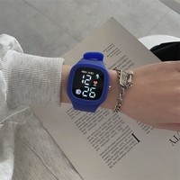 Jam Tangan Digital LED Plastik Persegi Sporty Fashion Bercahaya untuk Pelajar, Pasokan Langsung Pabrik, Warna Cerah