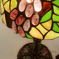 Lampe de table rétro européenne en verre artistique de style église, abat-jour à motif gaufré rouge, base en alliage, vente en gros et personnalisation