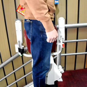 Ascenseur pour handicapés bon marché Ascenseur pour vieil homme Chaise <span class=keywords><strong>monte</strong></span>-<span class=keywords><strong>escalier</strong></span> droit Ascenseur de chaise <span class=keywords><strong>d</strong></span>'<span class=keywords><strong>escalier</strong></span> - Product Image 4