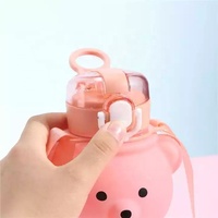 Offre Spéciale Tiktok dégradé mignon bouteille d'eau filles tasse en plastique gourdes bouteille d'eau ours en plastique bouteille de boisson avec paille et poignée