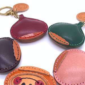 Colgante de cuero genuino de vaca curtido vegetalmente color castaño, hecho a mano, para bolso, llavero de coche y decoración colgante para coche - Product Image 2