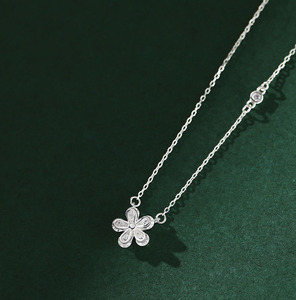 Collier avec pendentif fleur en argent Sterling S925 pour femmes, chaîne de clavicule minimaliste, cadeau polyvalent, bijoux élégants en argent - Product Image 5