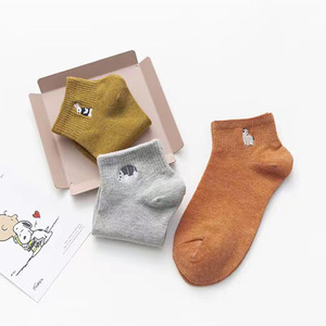 Chaussettes courtes décontractées en coton pour femmes, respirantes et absorbantes, avec logo personnalisé brodé, motif dessin animé, vente en gros - Product Image 2
