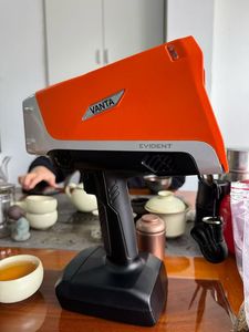 Analyseur XRF portable Olympus Vanta d'occasion, couleur orange, pour l'analyse des métaux et des alliages précieux, fonctionne sur batterie - Product Image 2