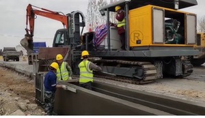 सड़क कंक्रीट जल निकासी खाई मशीन कर्ब पत्थर कंक्रीट पेवर स्लाइपफॉर्म मशीन की कीमत बिक्री के लिए - Product Image 3