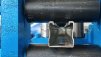 Machine de formage de profilés photovoltaïques entièrement automatique avec presse à poinçonner pour canaux de fixation solaires
