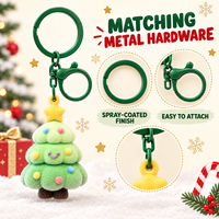 Porte-clés sapin de Noël floqué avec texture en peluche douce, design à double anneau et options de couleurs vert et rose, vente en gros