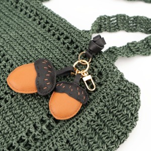 Porte-clés en cuir double acorn avec détails contrastés - Product Image 2