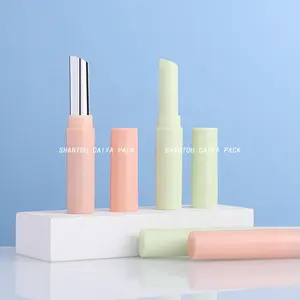 Nhựa Trang Điểm Bao Bì Lip Care Matte Đen Vàng Khỏa Thân Màu Xanh Lá Cây Mỏng Vòng Rỗng Son Môi Ống Lip Balm Container Tùy Chỉnh