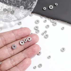 30 perles d'espacement texturées en acier inoxydable argentées, plates et rondes, 4/5/6 mm, pour la fabrication de colliers, bracelets et bijoux DIY - Product Image 4